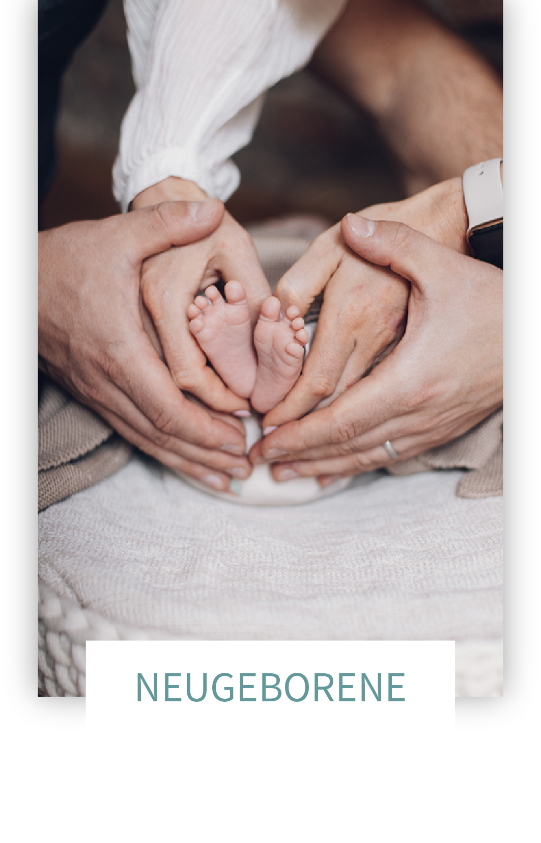 Neugeborenenfotografie von Theresa Schawohl Fotografie, Eltern halten die Füße ihres Babys