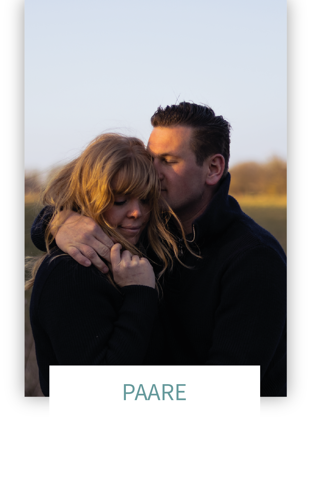 Paarfotografie von Theresa Trappenberg Schawohl, Paar in goldenem Abendlicht